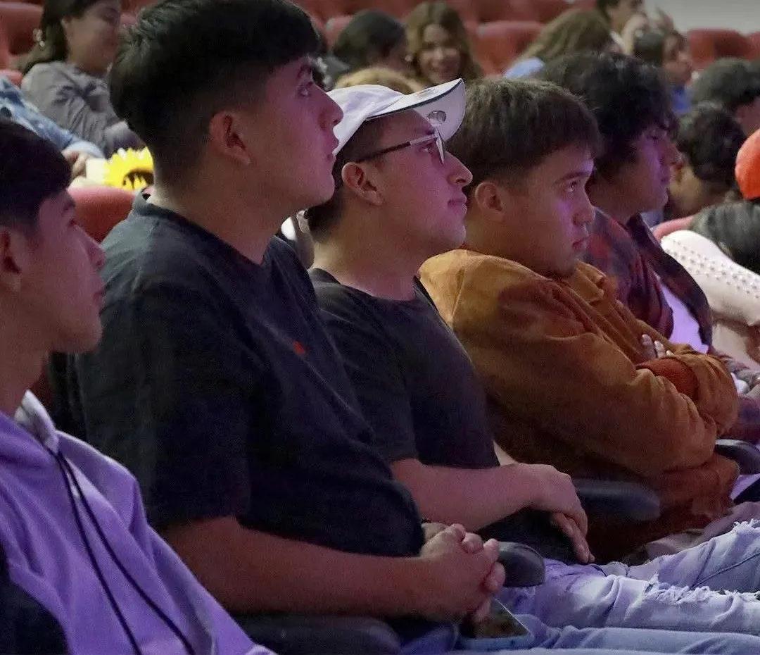 Asistentes atentos a una conferencia