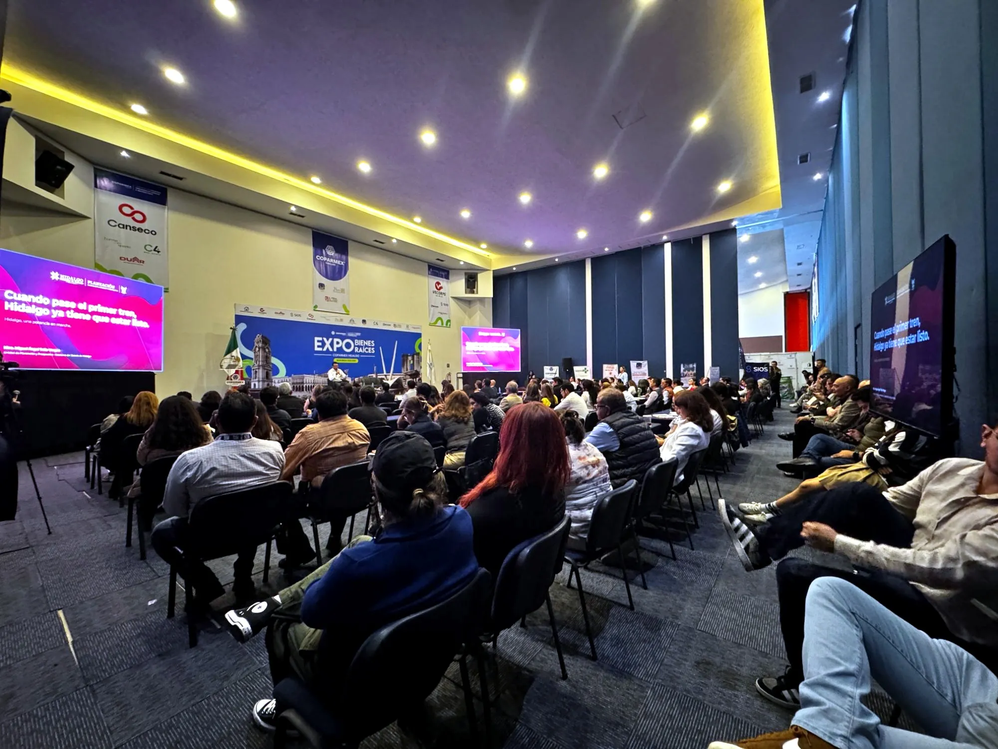 Sala llena en una conferencia del sector inmobiliario